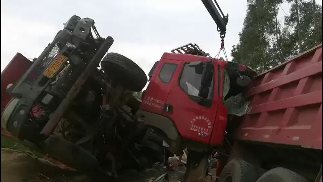 雷州一货车翻车,司机被困,最终......_救援