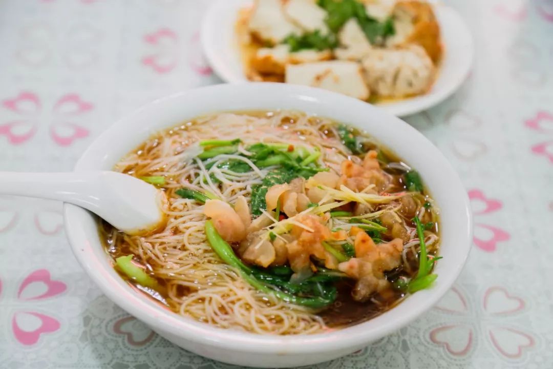 这家闽南小吃馆,一碗3块的菜饭卖了10年.