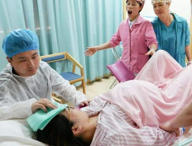 分娩时遇上男医生,产妇要求换人,医生一句话化去了尴尬