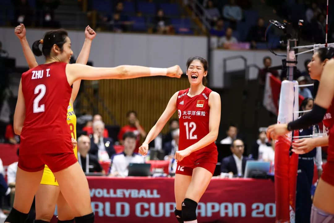 中国女排3比2险胜巴西困境之下郎平两次调整逆转比赛