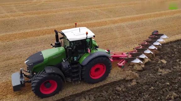 500马力豪华拖拉机带7铧犁作业
