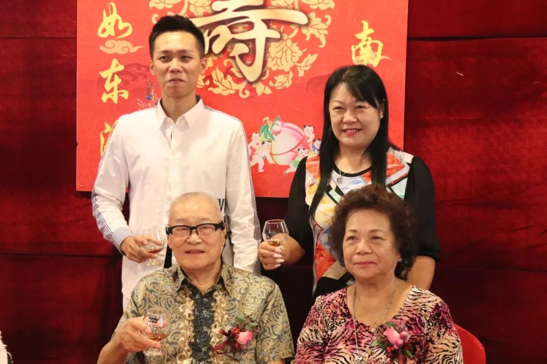 健森体育全体员工祝董事长生日快乐_邓锡权