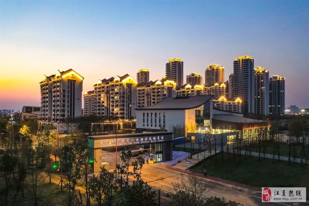 碧瓦朱甍的军运村全景图