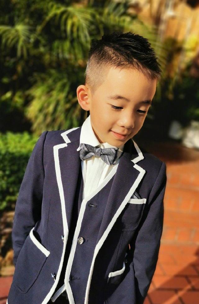 而jasper也是越长大越像爸爸陈小春,曾经陈小春在出演《古惑仔》在这