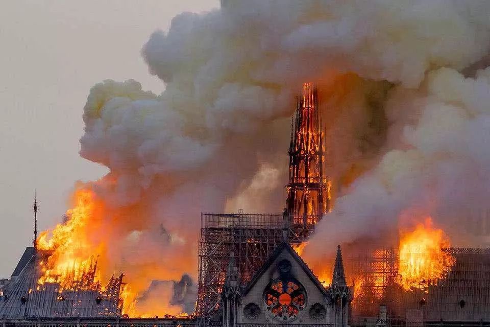 2019年4月15日,位于法国巴黎的巴黎圣母院发生火灾,大火持续14个小时