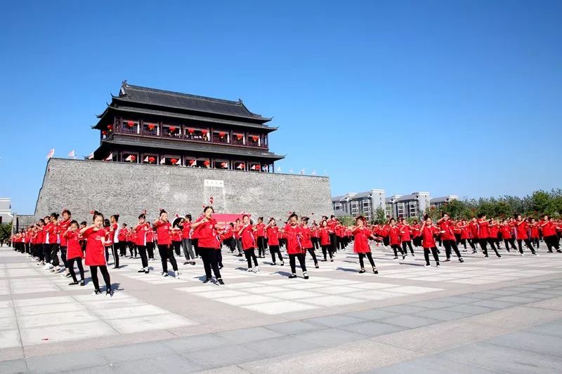 见过史上最牛的齐跳凤阳花鼓吗看看凤阳钟楼广场1300人的精彩表演吧