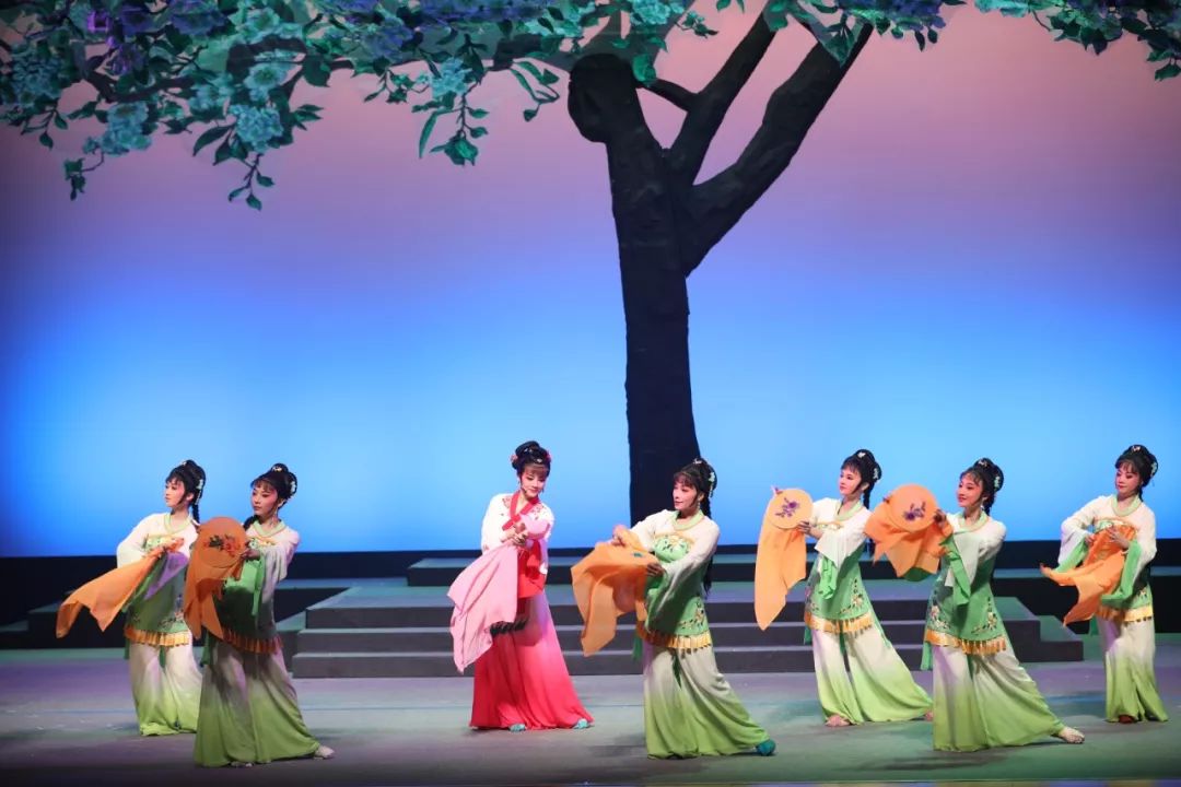 越剧团成立50周年大庆的重头戏在鄞州五乡镇文体中心上演扣人心弦的