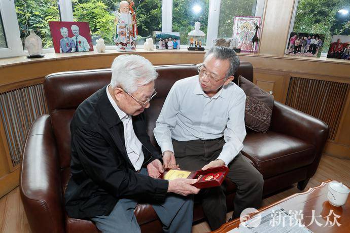 副书记,省长龚正,省委副书记杨东奇走访慰问了住济正省级老同志苏毅然