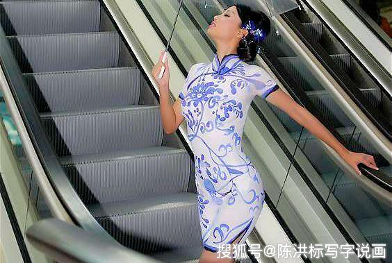 原创她全身画了套衣服上街不过瘾给男的也画了件网友不敢直视