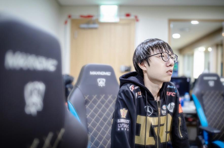 lol:麻辣香锅直播情绪失控,路人威胁挂机,香锅警告 你号没了