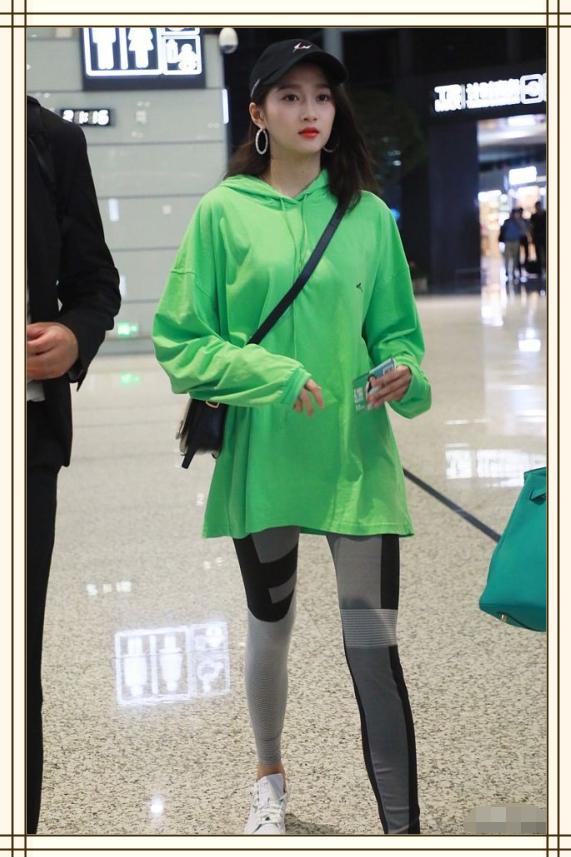 关晓彤一件荧光绿卫衣亮相机场,这样的荧光色并不刺眼,而是带点草绿色