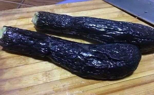 茄子去掉头放入加水的锅中煮5分钟左右,如图茄子缩水,取出放入凉水中