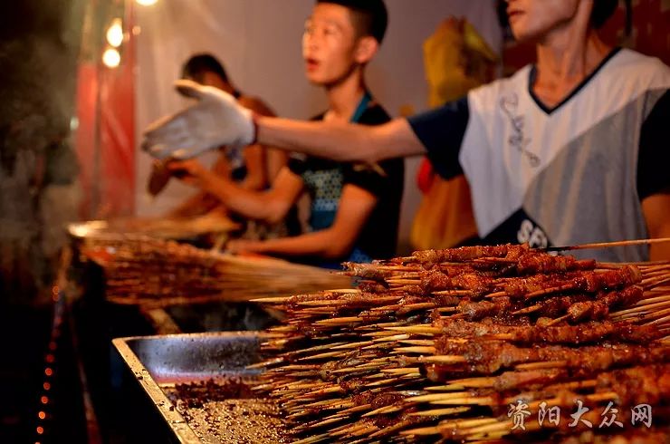 挤爆了乐至烧烤节现场人山人海一场味蕾的狂欢盛宴正在等着你
