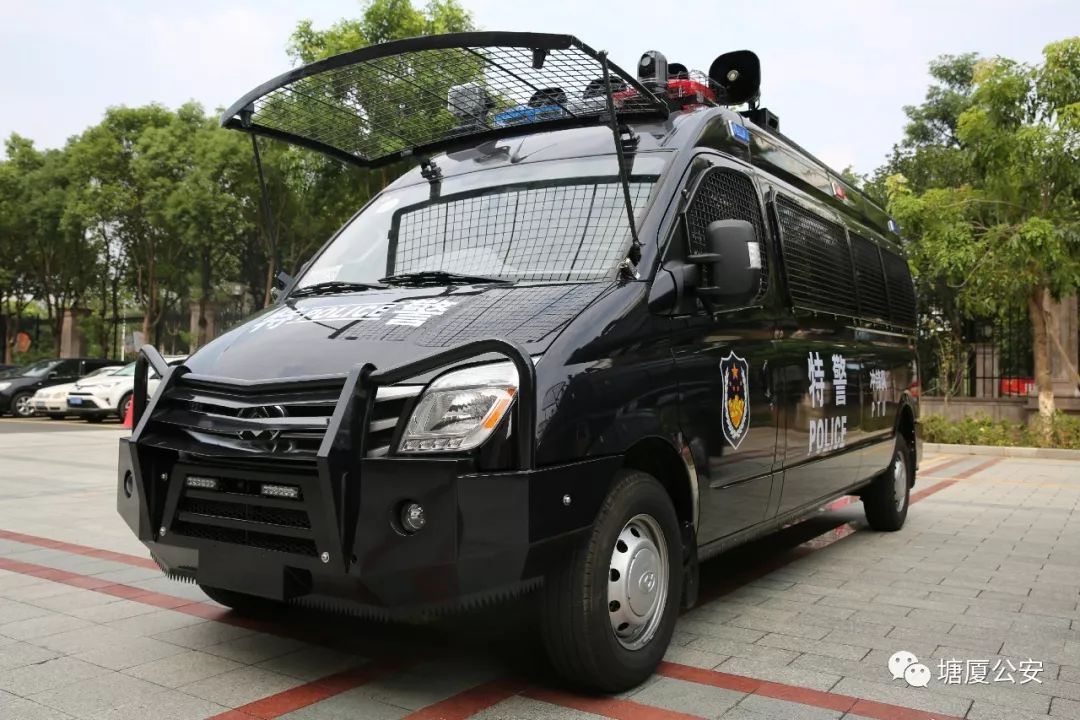 同时,冲锋车内还还配备两台中大型警用平衡车,可满足现场处置各种突发