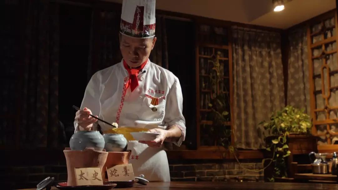 秋风起三蛇肥来一碗蛇羹祛湿又降燥百年太史家宴让人赞不绝口