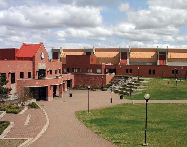 圣力嘉学院是加拿大最大的公立高等教育学院,它成立于1967年,现在