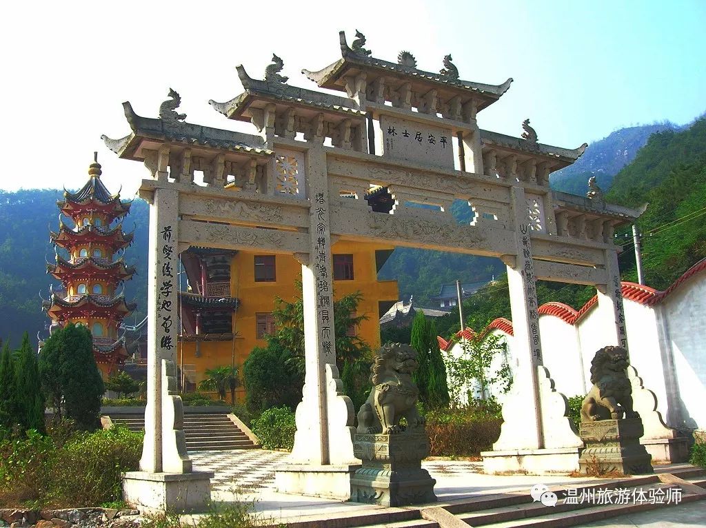 初秋的一天,我应朋友之约,行走在八福山中.