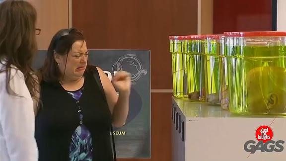 老外恶搞系列之泡在福尔马林里的人头突然睁开眼