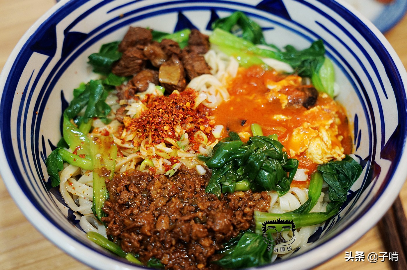 15元的大老碗牛肉臊子面,丰富的臊子铺满,这么一大碗看着就馋人