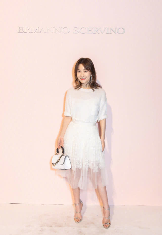 吴昕时装周多套造型曝光,白色纱裙搭高跟鞋,宛如小仙女