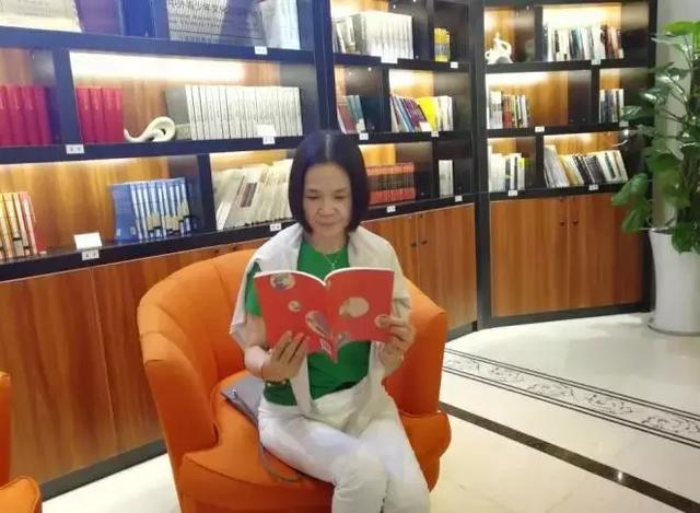 独家专访儿童文学作家郑春华大头儿子和小头爸爸的走红源于父爱的缺失