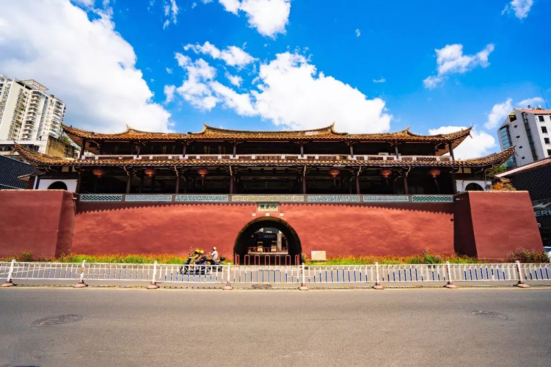 说去找地方吃饭,不知不觉又来到了莆田的步行街,走过了古 谯楼