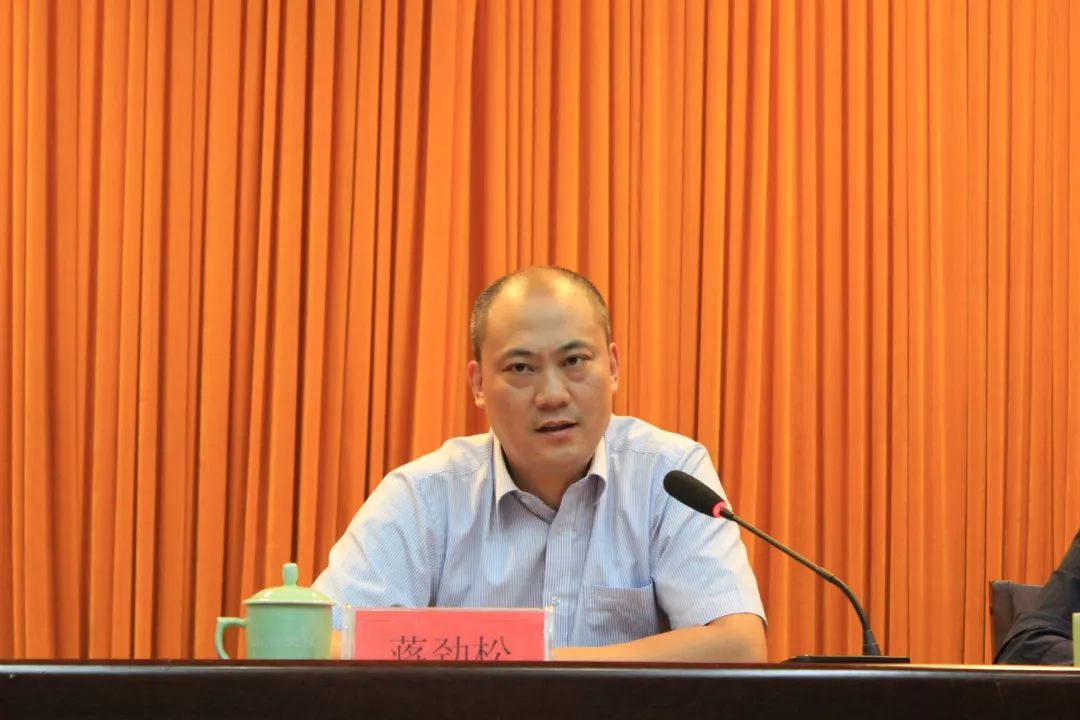 街道党工委书记蒋劲松强调三点要求:一是要强化政治意识,认清政治大局