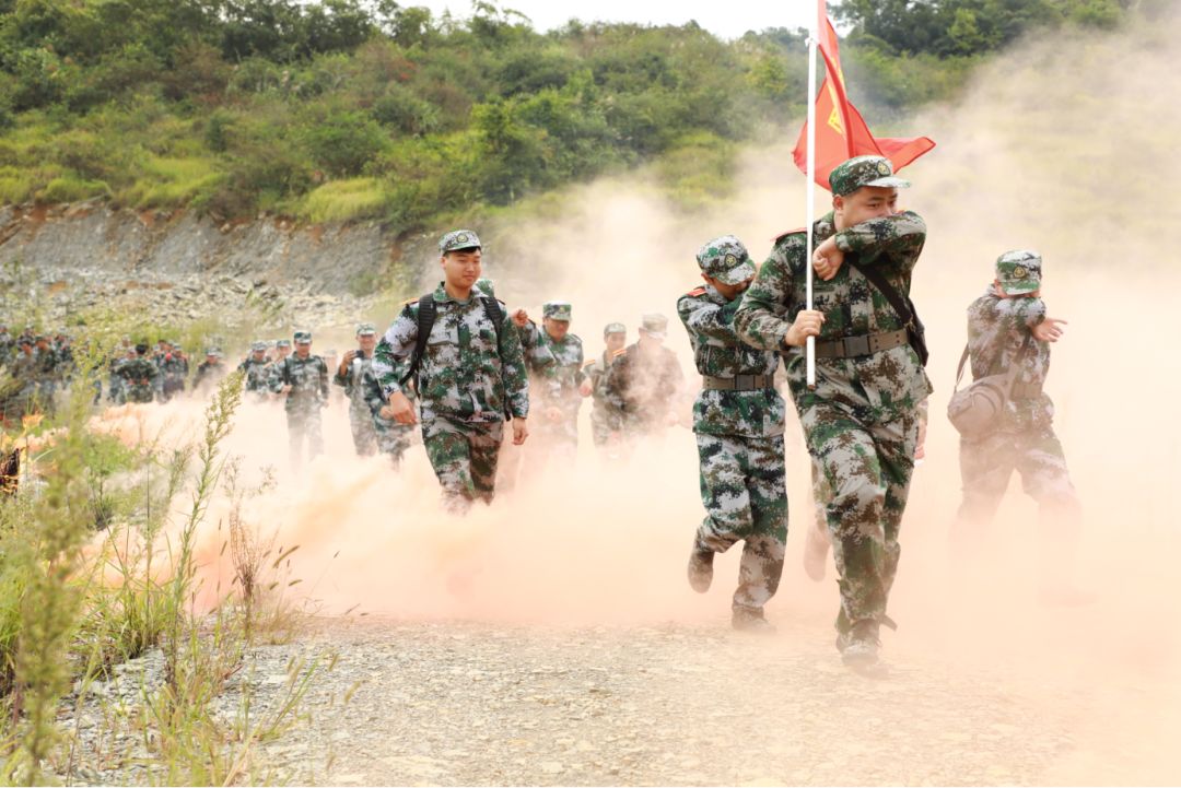 微學工漫漫軍訓路貳八公里拉練磨鋼鐵意志