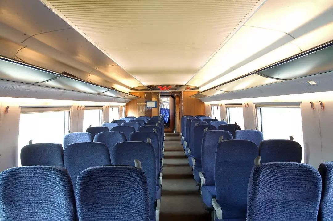 车(一等座),在平面布置,内部装饰,人机界面等方面与"和谐号"相差无几