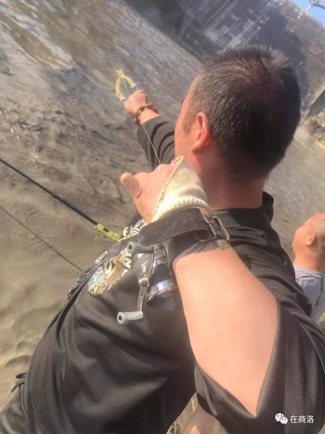 该男子手上拿着的工具叫做鱼镖据一位村民说:像这样捞鱼的机会太少了