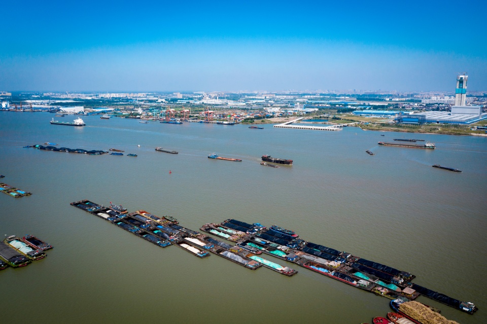 大船顶天立地,小船铺天盖地,六圩河口经历了什么?_长江