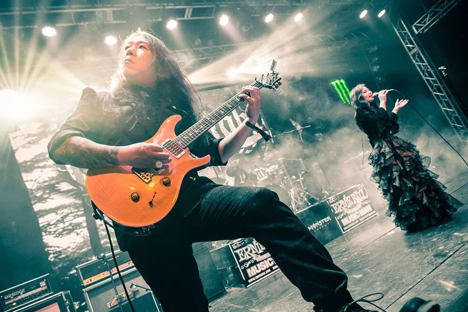 自磊 :平时生活中乐队成员除了主唱是纹身师,其他成员都是从事音乐