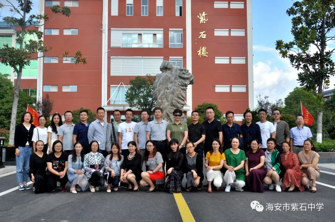 名师工作室学员和紫石中学语文老师合影留念