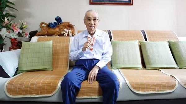 李季伦院士荣获庆祝中华人民共和国成立70周年纪念章