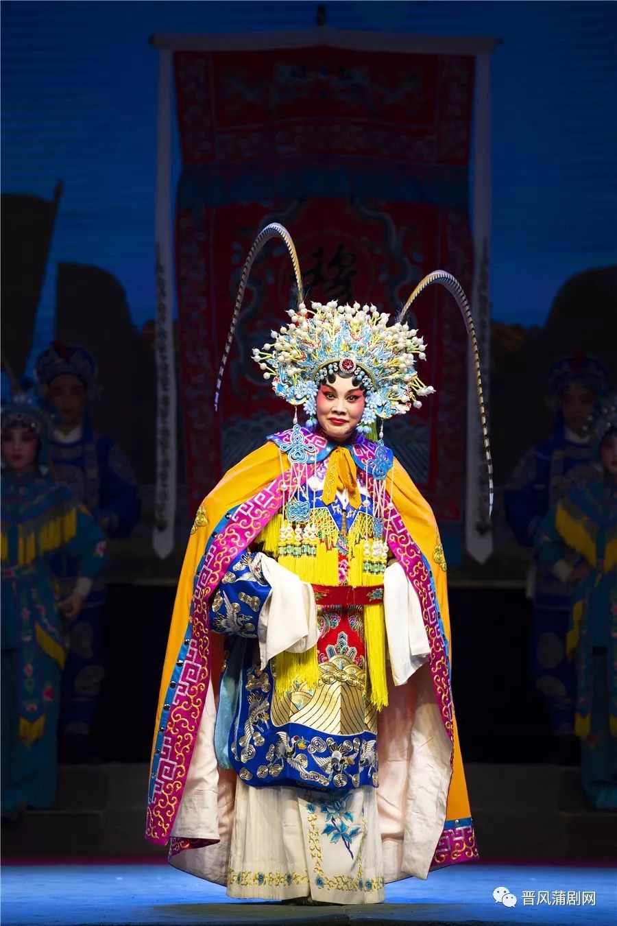 王红妮团长扮相端庄大气,颇具大将风范,唱腔清新隽永,回味无穷,既有