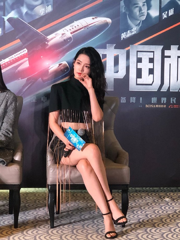 原创李沁为宣传中国机长放大招穿皮裙烫卷发杨柳细腰成焦点