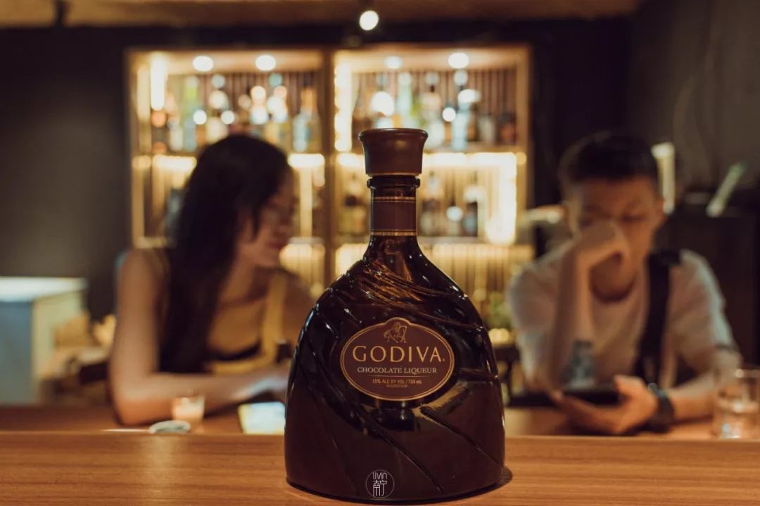 云朵偷喝了我放在天台的酒红了脸醉成了晚霞