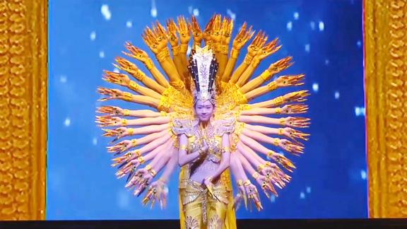 13年前的春晚作品千手观音千变万化震撼的视觉冲击力