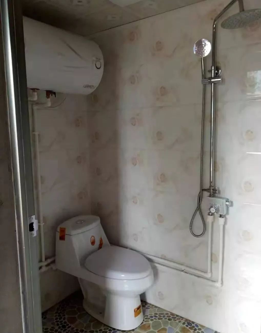 并在农户家中实地查看了农村厕所建设,改造及厕所内部设施完善等情况