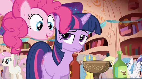 罗里吧嗦的碧琪在紫悦跟前唠叨个不停真是个话家