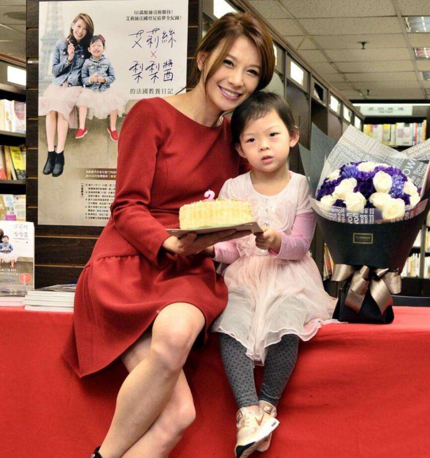 她天生就没有子宫,可能一辈子都不能怀孕,而这位女星就是黄瑜娴,可能