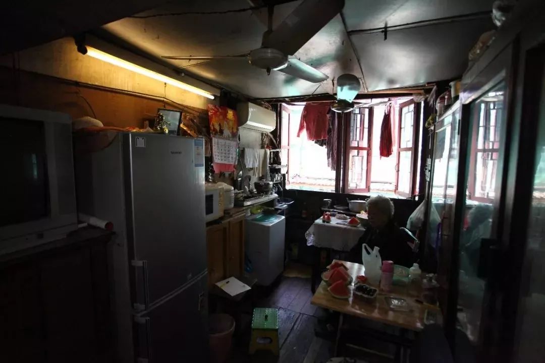 11㎡蜗居四口人,设计师"爆改"上海市中心"鸽子房",破屋变婚房,网友:我