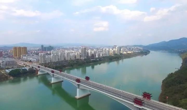 在50年代以前赣州只有3座浮桥,到1956年,赣州第一座大桥西河大桥的