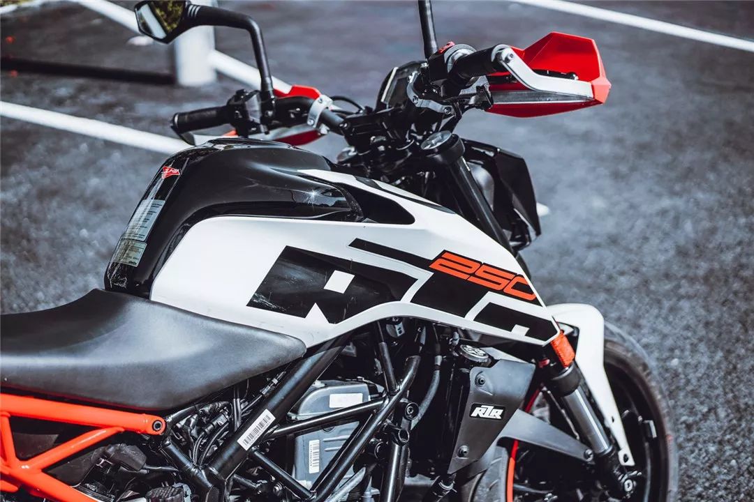 小排量街头霸王 ktm 250 duke试驾
