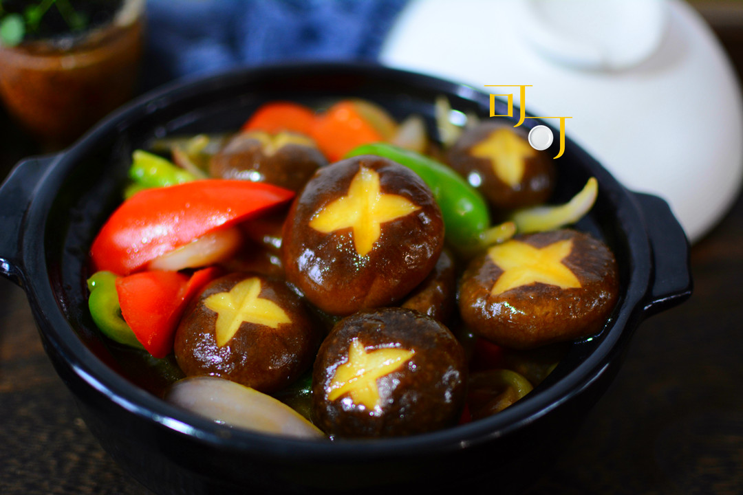 原创秋天多吃菌菇食品,做一个蚝油香菇煲,热腾腾端上桌,老少都爱吃