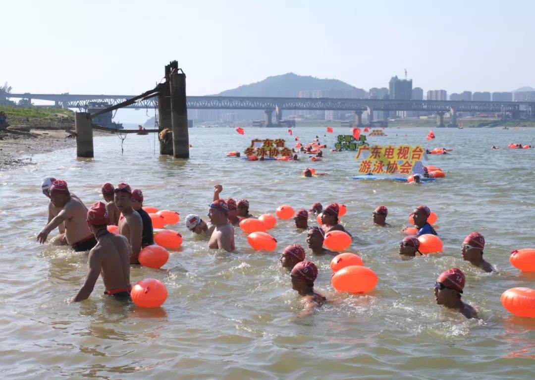 随着广东省游泳协会会长陈德胜一声发令,"中国砚都 七星肇庆"方队率先