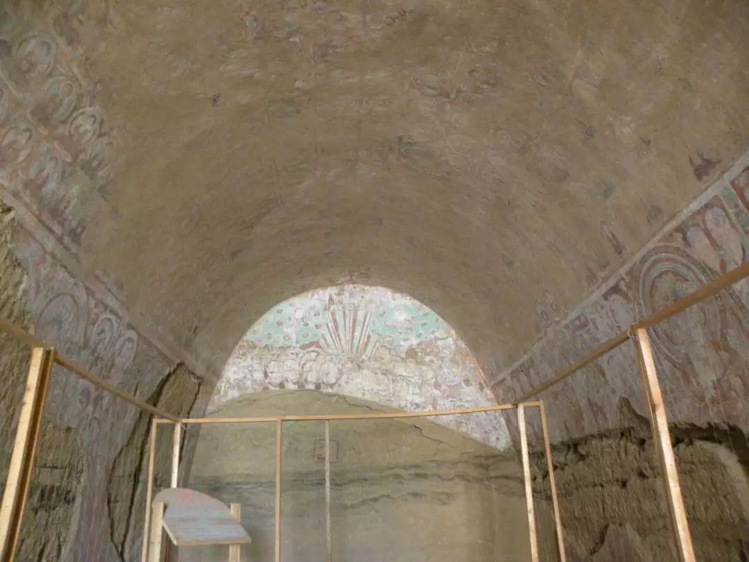 和同时期克孜尔石窟的圆券顶差别很大.