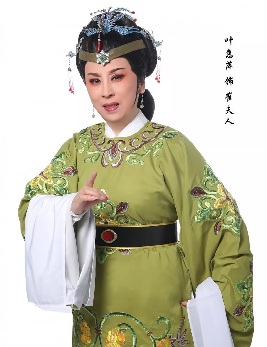 崔夫人国家一级演员,工张派老生,师承越剧表演艺术家张派宗师张桂凤