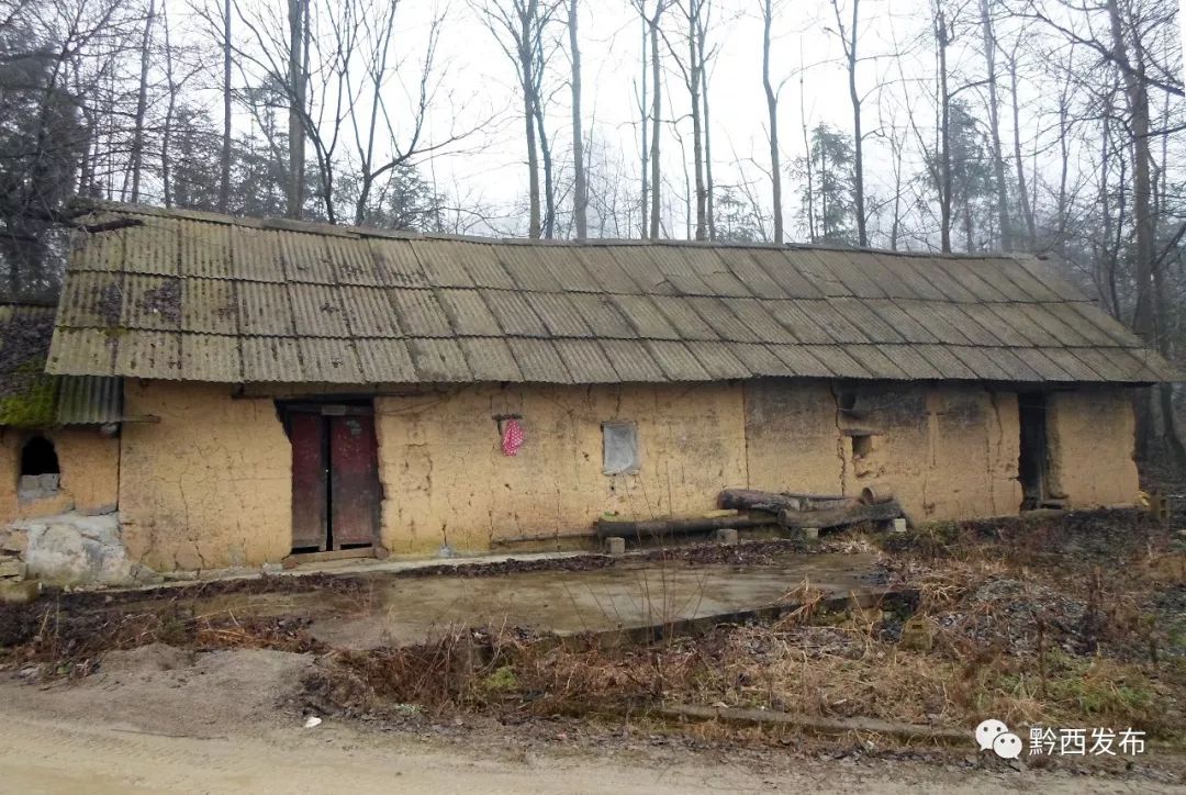 铁石苗族彝族乡铁盔山村80年代利用土木结构的民房办的农村民校面貌铁