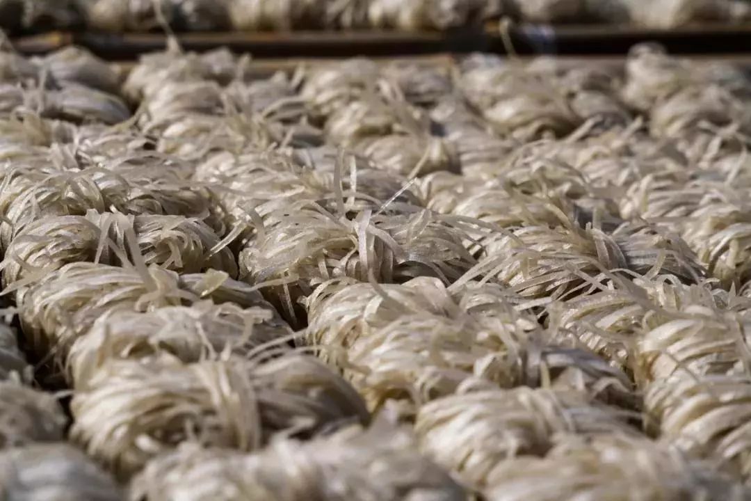 平桥金粉面2交通:位于青田县西北部,沿岙海线行驶.